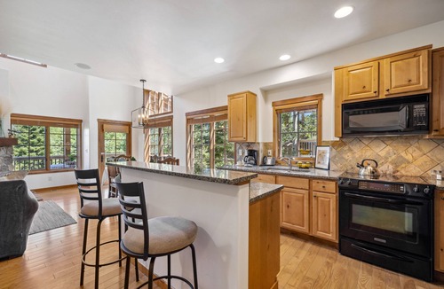 Tamarack Resort House | Ski in/out, pet-friendly, hot tub, garage