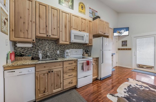Sandpoint Condo | Ski in Ski out 3 bed/2bath+, with hot tub and lake views.