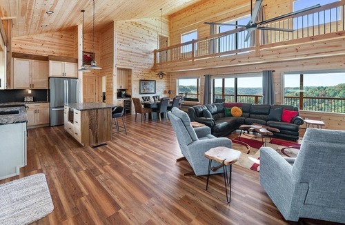 Frenchburg Cabin | Skybox Cabin - Panoramic Gorge Views + Hot Tub