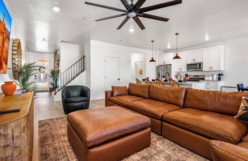 St. George House | Skyline 1682, Hot Tub, Xbox, Ping Pong Table, Basketball Arcade, & Community Amenities!