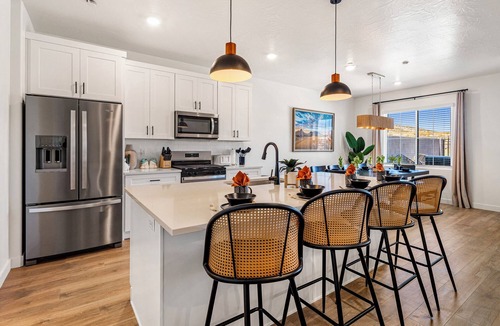 St. George House | Skyline 1682, Hot Tub, Xbox, Ping Pong Table, Basketball Arcade, & Community Amenities!