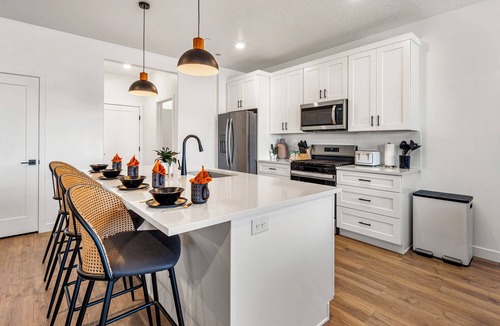 St. George House | Skyline 1682, Hot Tub, Xbox, Ping Pong Table, Basketball Arcade, & Community Amenities!