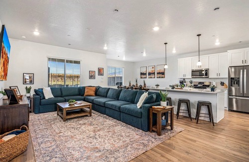 St. George House | Skyline 1694, Hot Tub, Arcade Games, Nintendo Switch, Community Amenities!