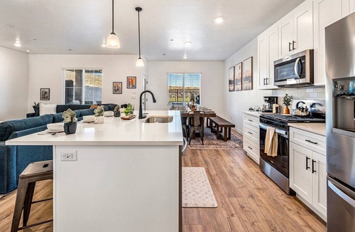 St. George House | Skyline 1694, Hot Tub, Arcade Games, Nintendo Switch, Community Amenities!