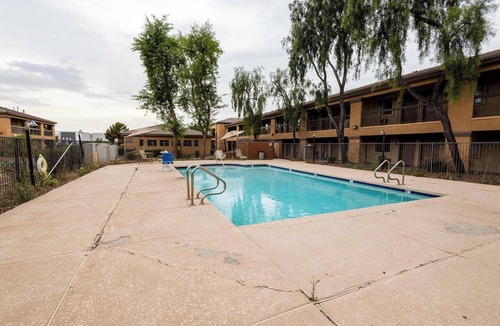 Tolleson Apartment | Sleek Tolleson Studio | Gym & Pool