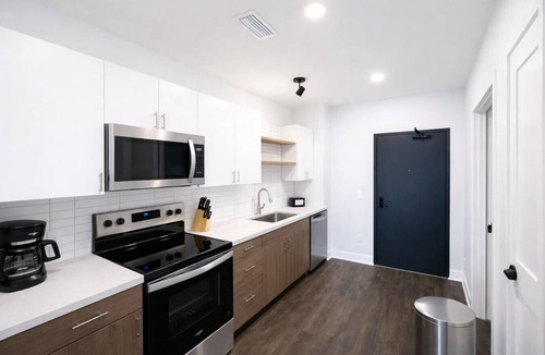 Dundee-Happy Hollow Historic District Apartment | Sleepover | Bright Studio + Gym/Sauna - Omaha