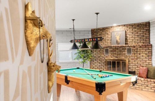 Flagstaff House | Sleeps 18 Hot Tub Pool Table Fire Pit Arcade Game