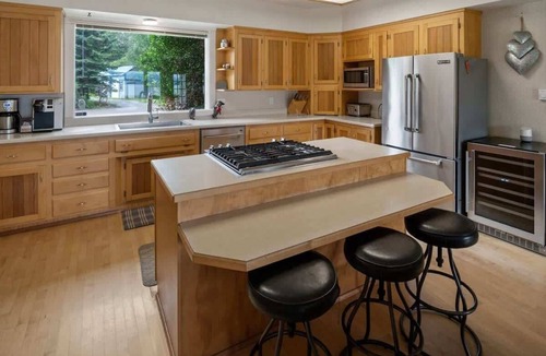 Sandpoint House | Sleeps 20 People! Waterfront Home with Dock & A/C