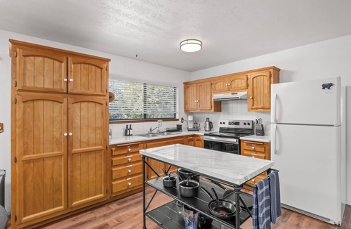 Ahwahnee House | Sleeps 30 - Spacious - 3 Houses on 40 acres - Hot Tub - Game Room