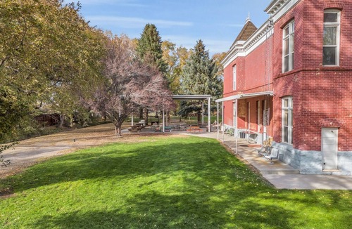 Junction House | Sleeps 45 +RV & tent spots. Great for large family reunions, events, & retreats.