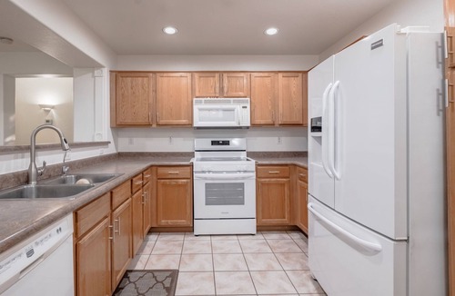 Circle Cross Ranch House | Sleeps 8 | King Suite | Screened Patio + BBQ