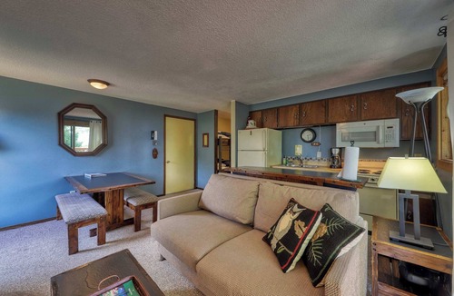 Boise Condo | Slope-Side Getaway Deck Pool Table Views