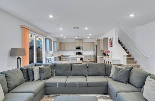 Peters House | Smart Fridge, King Bed, Massage Chair & EV Charger