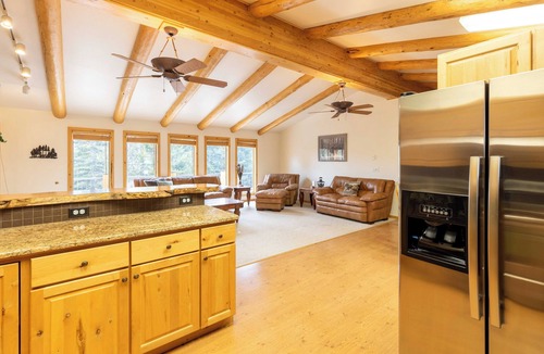 Ketchum House | Smiley Creek Log Cabin: Idyllic Location with Lakes, Hiking & Winter Sports