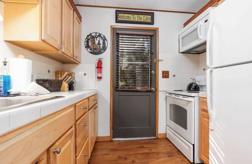 Sierra Cedars Cabin | Smoke Tree Hollow: AC + Pine Air