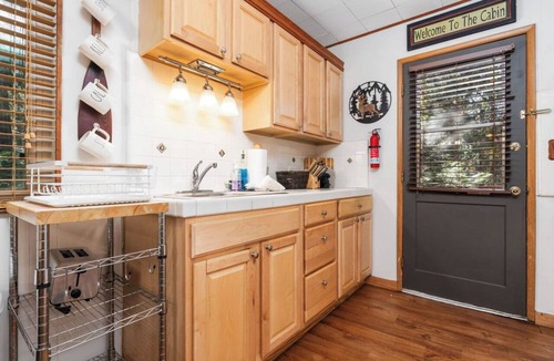 Sierra Cedars Cabin | Smoke Tree Hollow: AC + Pine Air
