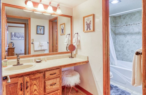 Brian Head Condo | Snowbird-friendly condo with heated pool, sauna & mountain view - walk to lifts