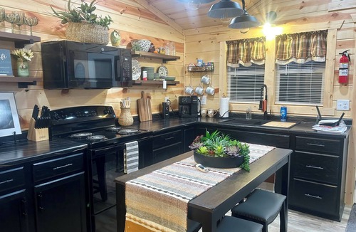 Bladensburg Cabin | SOFT OPENING: Willow's Cove – Private Woodland Escape, Hot Tub & Home Theater