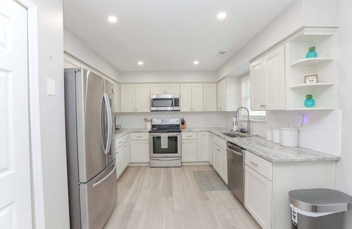 Norfolk Apartment | Sojourn Family Home Sleeps 6
