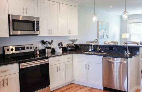 Chic's Beach Apartment | Sojourn's Sea Views with Balcony Sleeps 6