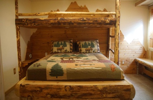 Fairview Cabin | Solar & Wind Powered Lodge on 160 Acres - Discount for 3+ nights