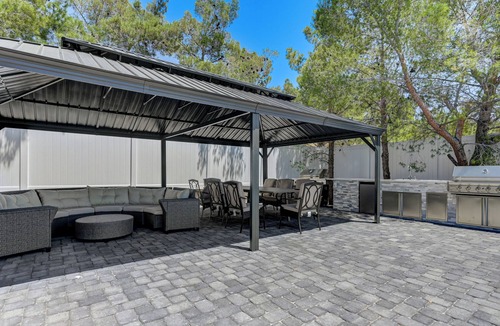 Las Vegas House | Soothing 6-bedroom house with Pool in vibrant Las Vegas