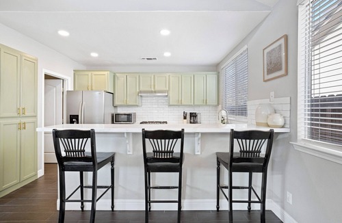 Fresno House | Sophisticated River Bluff Retreat - PRO CLEAN