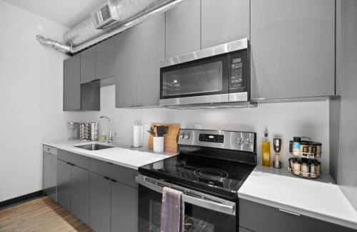 Lincoln Heights Apartment | South Hill King Suite Stylish Private Parking Included