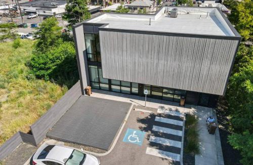 Lincoln Heights Apartment | South Hill King Suite Stylish Private Parking Included