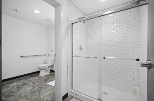 Lincoln Heights Apartment | South Hill King Suite Stylish Private Parking Included
