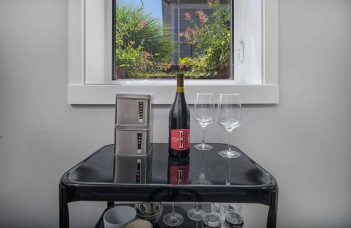 Richmond Apartment | Southeast Portland Retreat - Private Entrance - Walkable to Restaurants & Bars - 5 Min to Downtown