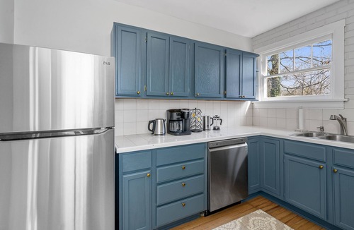 Roselawn Finance House | Spacious 1 bedroom 2 bathroom Private Home with Washer/Dryer and Office