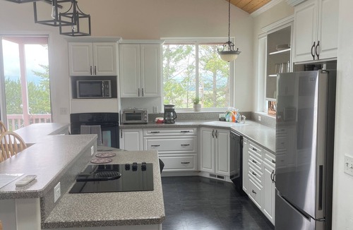 Whitefish House | Spacious 2-bedroom house with AC, with great views between Whitefish & Kalispell