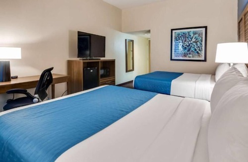 Fishers House | Spacious 2 Beds Room with Outdoor Pool & Free Breakfast - Perfect for Families