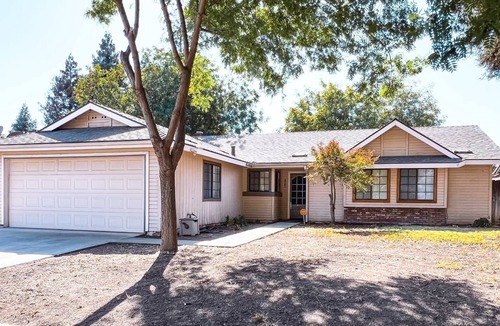 Tulare House | Spacious 3 bedroom 2 bath Tulare House