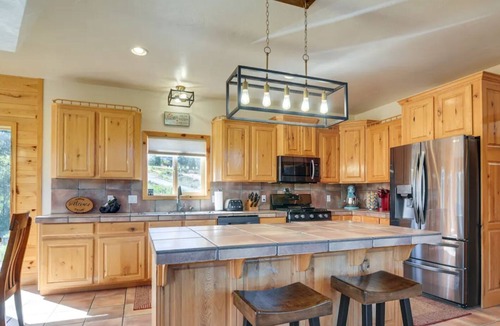 Long Valley Junction Cabin | Spacious 3-bedroom cabin in beautiful Alton with AC