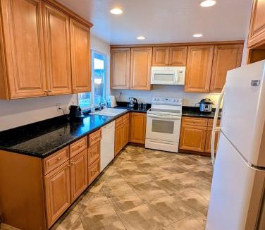 Little Branham - Rosswood Villa | Spacious 3BR Entire House Family & Pet Friendly