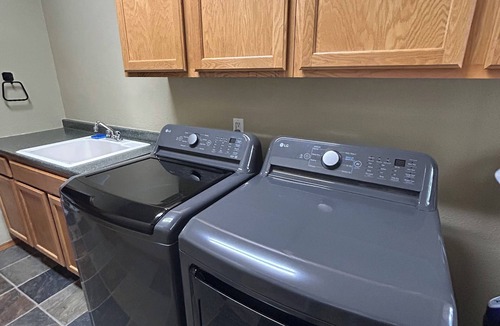 Pleasant Valley House | Spacious 4-bedroom house in charming Gresham with WiFi, AC, kitchen appliances,