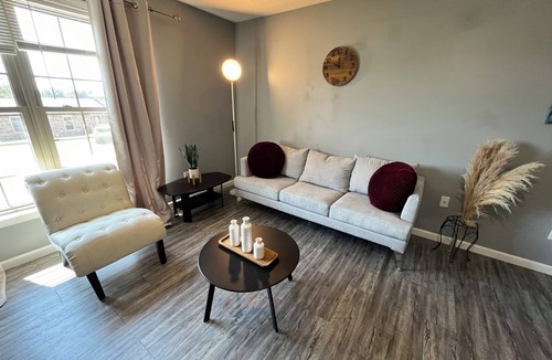 Hodgenville House | Spacious 4-bedroom 2.5 bath Duplex
