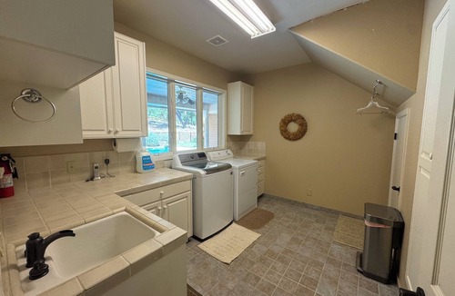 Squaw Valley House | Spacious 5-bdrm house in charming Yokuts Valley with AC, WiFi near Kings Canyon