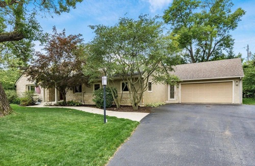 Upper Arlington House | Spacious 5-bedroom and 5 bathroom house in Upper Arlington's Canterbury area.
