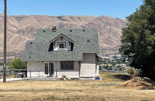 Clarkston House | Spacious 5-bedroom house in welcoming Clarkston with WiFi, AC