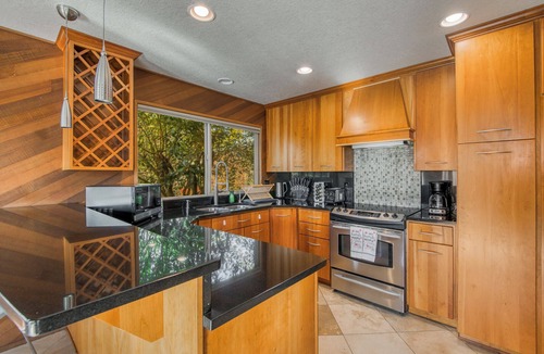 Old Evergreen Highway House | Spacious 5-bedroom house in Vancouver with nice decks and beautiful view
