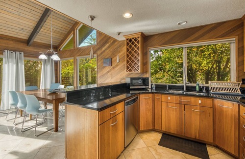 Old Evergreen Highway House | Spacious 5-bedroom house in Vancouver with nice decks and beautiful view