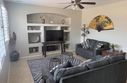 Avondale House | Spacious 5-bedroom house Avondale Sox Dodgers State Farm Stadium Nascar