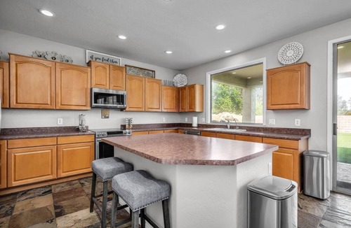Gateway Ranch House | Spacious 5 BR, 3.5 BA, 4000+sf, WiFi, Pool,Hot Tub