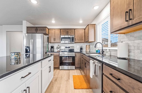 Nampa House | Spacious 5BR - Gamer Room - Hot Tub & Basketball