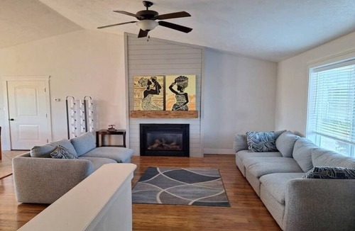 Idaho Falls House | Spacious 5BR Home with Yard & Basement Lounge