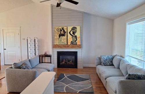 Idaho Falls House | Spacious 5BR Home with Yard & Basement Lounge