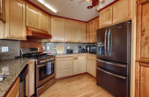 Ahwahnee House | Spacious 6-bedroom Estate with Private Lake, near Yosemite